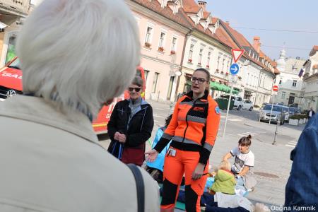 Predstavitev postopkov oživljanja in uporabe defibrilatorja na Glavnem trgu v Kamniku (11)